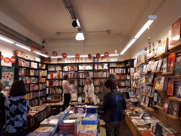 Книжный магазин в день Сан-Жорди в Барселоне Книжный магазин в день Сан-Жорди в Барселоне