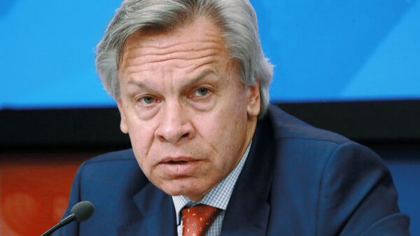 Член Совета Федерации Федерального Собрания РФ Алексей Пушков во время круглого стола в Международном мультимедийном пресс-центре МИА Россия сегодня в связи с арестом правозащитника А. Гапоненко латвийскими властями. 24 апреля 2018 Член Совета Федерации Федерального Собрания РФ Алексей Пушков во время круглого стола в Международном мультимедийном пресс-центре МИА Россия сегодня в связи с арестом правозащитника А. Гапоненко латвийскими властями. 24 апреля 2018