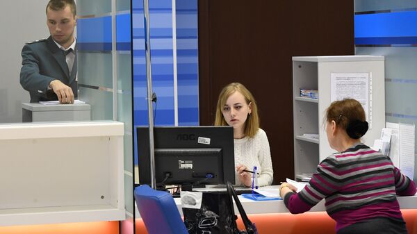 Сотрудники помогают посетительнице со сдачей налоговой отчетности в день открытых дверей в операционном зале инспекции Федеральной налоговой службы РФ в Москве Сотрудники помогают посетительнице со сдачей налоговой отчетности в день открытых дверей в операционном зале инспекции Федеральной налоговой службы РФ в Москве