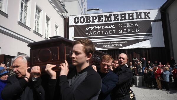 Гроб с телом народной артисткой России Ниной Дорошиной выносят из здания московского театра Современник, где проходила церемония прощания. 24 апреля 2018 Гроб с телом народной артисткой России Ниной Дорошиной выносят из здания московского театра Современник, где проходила церемония прощания. 24 апреля 2018