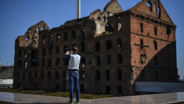 Юноша фотографирует руины мельницы Гергардта на территории музея-заповедника Сталинградская битва в Волгограде Юноша фотографирует руины мельницы Гергардта на территории музея-заповедника Сталинградская битва в Волгограде