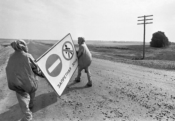 Авария на Чернобыльской АЭС. Проезд и проход запрещен. 1986 год Авария на Чернобыльской АЭС. Проезд и проход запрещен. 1986 год