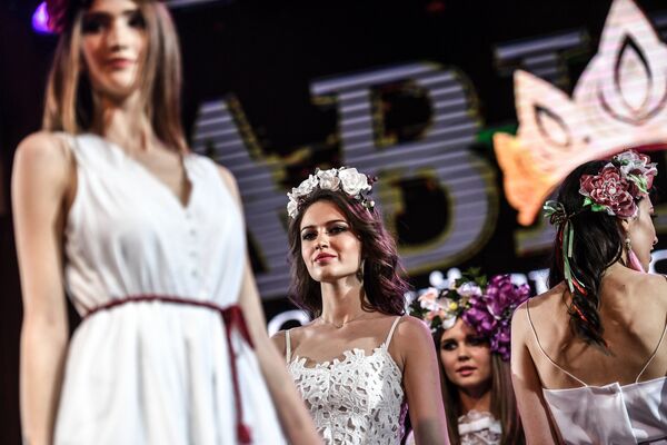 Участницы конкурса красоты «Российская красавица — 2018» во время соревнований в отеле Корстон в Москве Участницы конкурса красоты «Российская красавица — 2018» во время соревнований в отеле Корстон в Москве