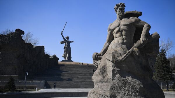 Скульптура Стоять насмерть, композиция Стены-руины и скульптура Родина-мать зовет! на территории историко-мемориального комплекса Героям Сталинградской Битвы на Мамаевом Кургане Скульптура Стоять насмерть, композиция Стены-руины и скульптура Родина-мать зовет! на территории историко-мемориального комплекса Героям Сталинградской Битвы на Мамаевом Кургане