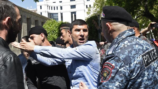 Мужчина и сотрудник правоохранительных органов на улице в Ереване. 25 апреля 2018 Мужчина и сотрудник правоохранительных органов на улице в Ереване. 25 апреля 2018
