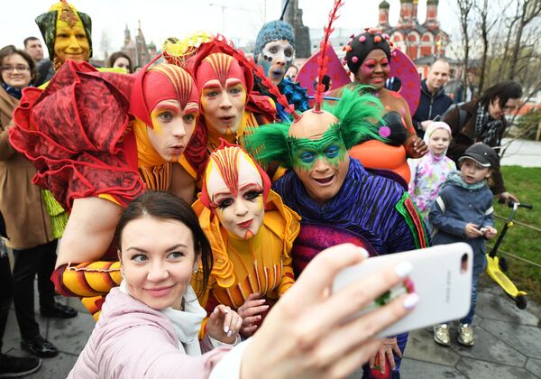 Артисты Cirque du Soleil делают селфи с девушкой на открытии летнего сезона в парке Зарядье в Москве Артисты Cirque du Soleil делают селфи с девушкой на открытии летнего сезона в парке Зарядье в Москве