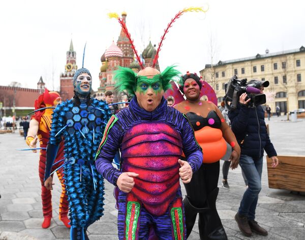 Артисты Cirque du Soleil на открытии летнего сезона в парке Зарядье в Москве Артисты Cirque du Soleil на открытии летнего сезона в парке Зарядье в Москве