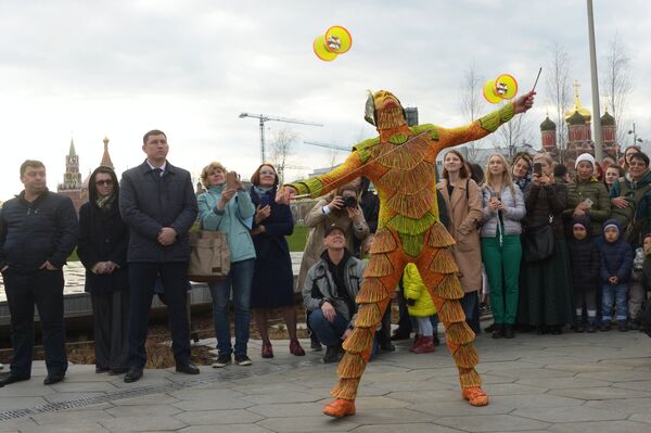Артист Cirque du Soleil выступает на открытии летнего сезона в парке Зарядье в Москве Артист Cirque du Soleil выступает на открытии летнего сезона в парке Зарядье в Москве