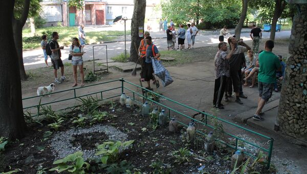 Местные жители во дворе жилого дома Местные жители во дворе жилого дома