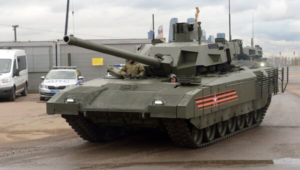 Танк Т-14 Армата перед началом репетиции военного парада в Москве Танк Т-14 Армата перед началом репетиции военного парада в Москве