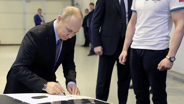Президент РФ Владимир Путин во время осмотра выставки в Санкт-Петербургском политехническом университете Петра Великого. 26 апреля 2018 Президент РФ Владимир Путин во время осмотра выставки в Санкт-Петербургском политехническом университете Петра Великого. 26 апреля 2018