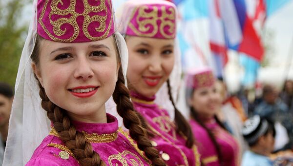 Девушки в национальных костюмах во время празднования Хайдырлеза в городе Бахчисарай Девушки в национальных костюмах во время празднования Хайдырлеза в городе Бахчисарай