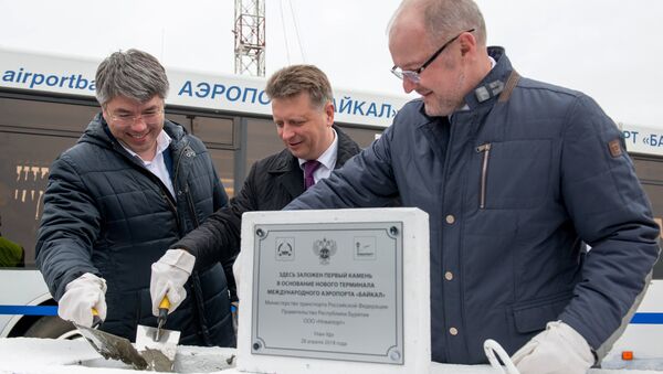 Глава Бурятии Алексей Цыденов, министр транспорта РФ Максим Соколов и председатель совета директоров компании АЕОН Роман Троценко на церемонии закладки первого камня в основание нового терминала аэропорта Байкал Глава Бурятии Алексей Цыденов, министр транспорта РФ Максим Соколов и председатель совета директоров компании АЕОН Роман Троценко на церемонии закладки первого камня в основание нового терминала аэропорта Байкал