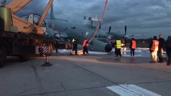 Сотрудники аэропорта краном подняли с ВПП аварийно севший Ил-38 в Жуковском Сотрудники аэропорта краном подняли с ВПП аварийно севший Ил-38 в Жуковском