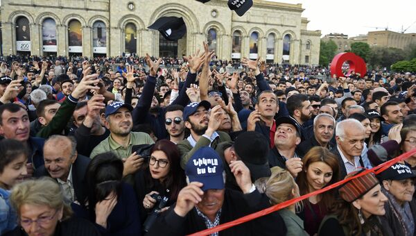 Участники митинга на площади Республики в Ереване. 29 апреля 2018 Участники митинга на площади Республики в Ереване. 29 апреля 2018