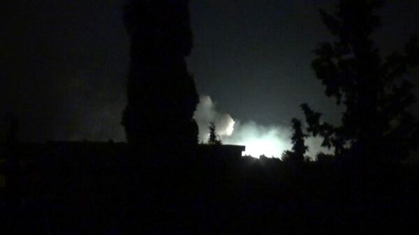 Пожар и взрывы на сирийской военной базе в окрестностях Хамы после атаки Пожар и взрывы на сирийской военной базе в окрестностях Хамы после атаки