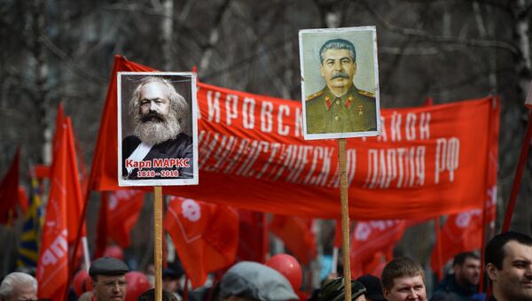 Участники первомайской демонстрации фракции КПРФ на Красном проспекте в Новосибирске. 1 мая 2018 Участники первомайской демонстрации фракции КПРФ на Красном проспекте в Новосибирске. 1 мая 2018