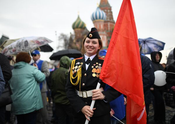 Участница первомайской демонстрации на Красной площади в Москве. 1 мая 2018 Участница первомайской демонстрации на Красной площади в Москве. 1 мая 2018