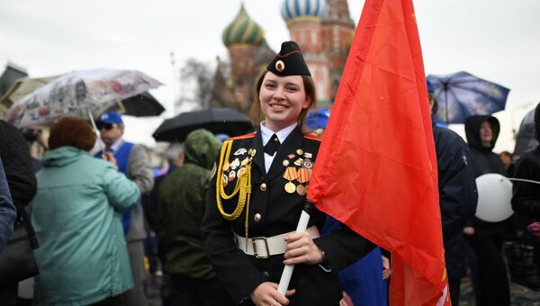 Участница первомайской демонстрации на Красной площади в Москве. 1 мая 2018 Участница первомайской демонстрации на Красной площади в Москве. 1 мая 2018