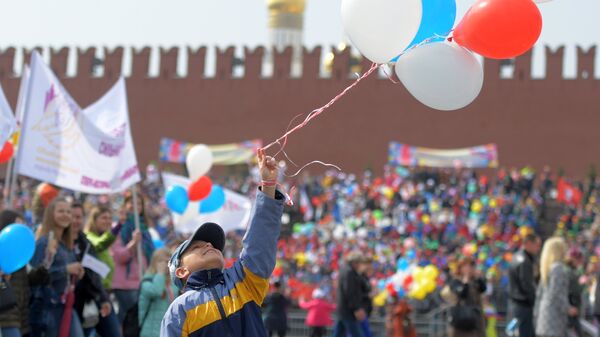 Участники первомайской демонстрации на Красной площади в Москве Участники первомайской демонстрации на Красной площади в Москве