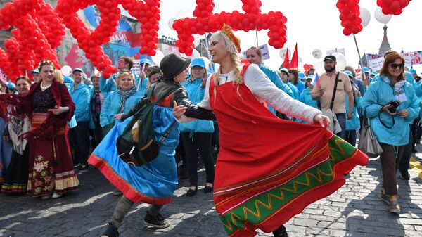 Участники первомайской демонстрации на Красной площади в Москве Участники первомайской демонстрации на Красной площади в Москве