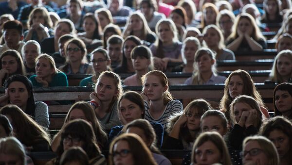 Студенты на лекции. Архивное фото Студенты на лекции. Архивное фото
