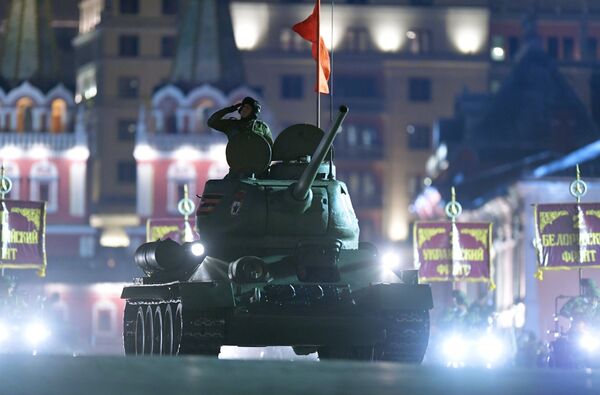 Танк Т-34-85 на репетиции военного парада на Красной площади, посвященного 73-й годовщине Победы в Великой Отечественной войне Танк Т-34-85 на репетиции военного парада на Красной площади, посвященного 73-й годовщине Победы в Великой Отечественной войне