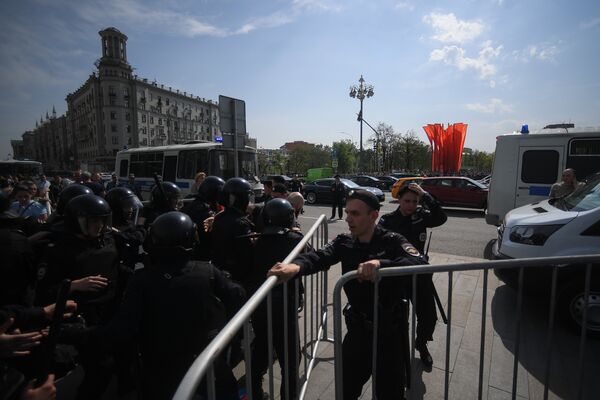 Полиция во время несанкционированной акции оппозиции на Пушкинской площади в Москве. 5 мая 2018 Полиция во время несанкционированной акции оппозиции на Пушкинской площади в Москве. 5 мая 2018