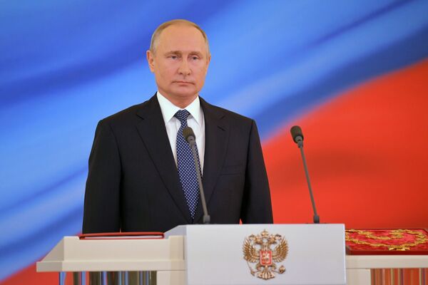 Избранный президент РФ Владимир Путин во время церемонии инаугурации в Кремле. 7 мая 2018 Избранный президент РФ Владимир Путин во время церемонии инаугурации в Кремле. 7 мая 2018