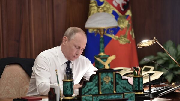 Президент Владимир Путин в рабочем кабинете. Архивное фото Президент Владимир Путин в рабочем кабинете. Архивное фото