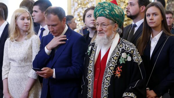 Председатель Центрального духовного управления мусульман России, Верховный муфтией Талгат Сафа Таджуддин перед началом церемонии инаугурации президента РФ Владимира Путина в Кремле. 7 мая 2018 Председатель Центрального духовного управления мусульман России, Верховный муфтией Талгат Сафа Таджуддин перед началом церемонии инаугурации президента РФ Владимира Путина в Кремле. 7 мая 2018