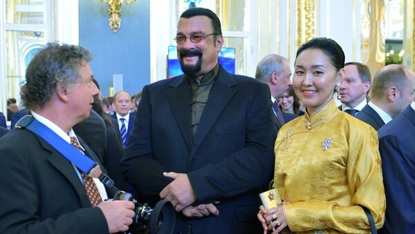 Американский актёр Стивен Сигал с супругой Эрдэнэтуе Бацук перед началом церемонии инаугурации избранного президента РФ Владимира Путина в Кремле Американский актёр Стивен Сигал с супругой Эрдэнэтуе Бацук перед началом церемонии инаугурации избранного президента РФ Владимира Путина в Кремле