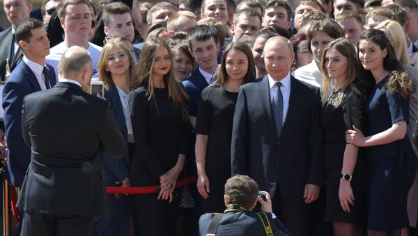 Президент РФ Владимир Путин после церемонии инаугурации на Соборной площади Московского Кремля. 7 мая 2018 Президент РФ Владимир Путин после церемонии инаугурации на Соборной площади Московского Кремля. 7 мая 2018