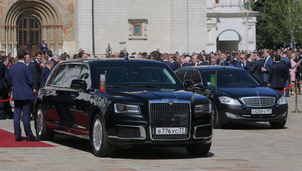 Автомобиль Aurus кортежа президента РФ на Соборной площади Московского Кремля Автомобиль Aurus кортежа президента РФ на Соборной площади Московского Кремля