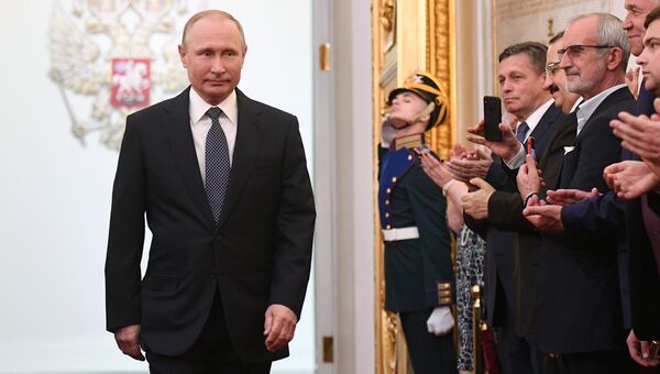 Избранный президент РФ Владимир Путин во время церемонии инаугурации в Кремле. 7 мая 2018 Избранный президент РФ Владимир Путин во время церемонии инаугурации в Кремле. 7 мая 2018