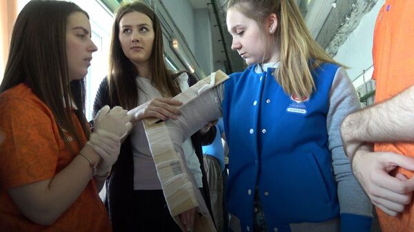 Спасатели научили городских волонтеров ЧМ-2018 оказывать первую помощь Спасатели научили городских волонтеров ЧМ-2018 оказывать первую помощь