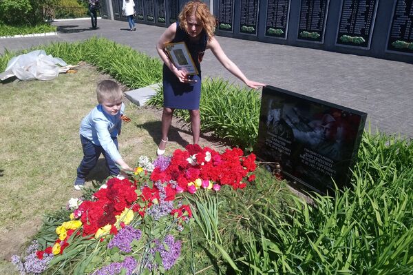 Потомок летчика возлагает цветы в Калининградской области Потомок летчика возлагает цветы в Калининградской области