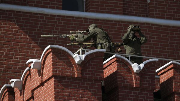 Снайперы на стене Московского Кремля перед началом парада Победы. 9 мая 2018 Снайперы на стене Московского Кремля перед началом парада Победы. 9 мая 2018