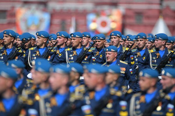 Парадный расчет Воздушно-десантных войск на военном параде, посвященном 73-й годовщине Победы в Великой Отечественной войне (1941— 1945) Парадный расчет Воздушно-десантных войск на военном параде, посвященном 73-й годовщине Победы в Великой Отечественной войне (1941— 1945)