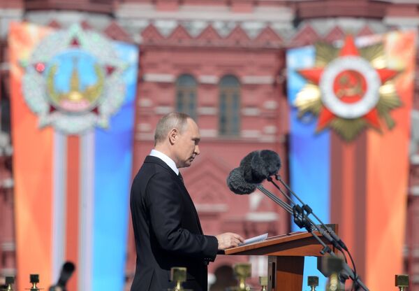 Президент РФ Владимир Путин выступает во время военного парада в ознаменование 73-й годовщины Победы в Великой Отечественной войне 1941–1945 годов на Красной площади в Москве. 9 мая 2018 Президент РФ Владимир Путин выступает во время военного парада в ознаменование 73-й годовщины Победы в Великой Отечественной войне 1941–1945 годов на Красной площади в Москве. 9 мая 2018