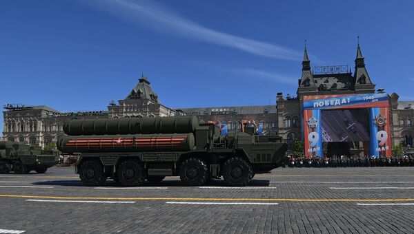 Транспортно-пусковая установка зенитного ракетного комплекса С-400 Триумф на военном параде, посвященном 73-й годовщине Победы в ВОВ Транспортно-пусковая установка зенитного ракетного комплекса С-400 Триумф на военном параде, посвященном 73-й годовщине Победы в ВОВ