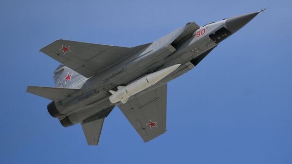Многоцелевой истребитель МиГ-31 с гиперзвуковой ракетой Кинжал на военном параде, посвященном 73-й годовщине Победы в ВОВ Многоцелевой истребитель МиГ-31 с гиперзвуковой ракетой Кинжал на военном параде, посвященном 73-й годовщине Победы в ВОВ