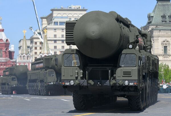 Транспортно-пусковой контейнер комплекса РС-24 Ярс на военном параде, посвященном 73-й годовщине Победы в ВОВ Транспортно-пусковой контейнер комплекса РС-24 Ярс на военном параде, посвященном 73-й годовщине Победы в ВОВ