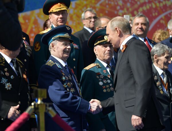 Президент РФ Владимир Путин с ветеранами на военном параде в честь 73-й годовщины Победы в ВОВ Президент РФ Владимир Путин с ветеранами на военном параде в честь 73-й годовщины Победы в ВОВ