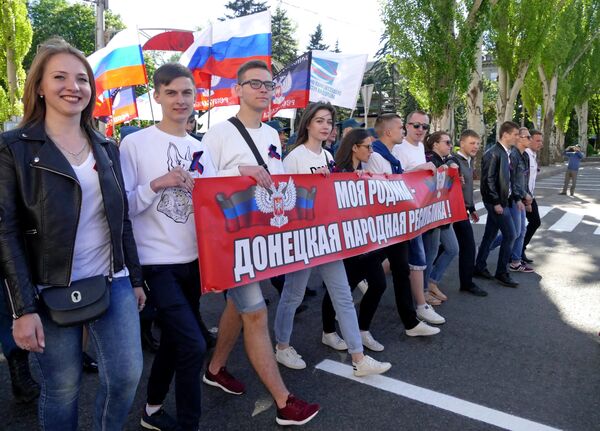 Участники торжественного шествия в Донецке, посвященном Дню самопровозглашенной Донецкой народной республики. 11 мая 2018 Участники торжественного шествия в Донецке, посвященном Дню самопровозглашенной Донецкой народной республики. 11 мая 2018