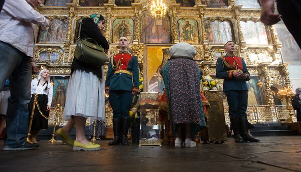 Очередь к мощам святителя Луки Крымского в Донском монастыре Москвы Очередь к мощам святителя Луки Крымского в Донском монастыре Москвы