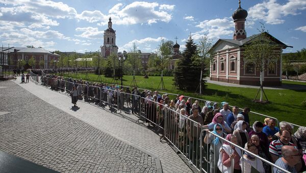 Очередь к мощам святителя Луки Крымского в Донском монастыре Москвы Очередь к мощам святителя Луки Крымского в Донском монастыре Москвы