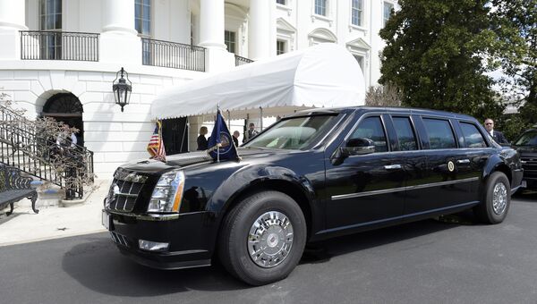 Лимузин Cadillac президента США Дональда Трампа у здания Белого дома в Вашингтоне Лимузин Cadillac президента США Дональда Трампа у здания Белого дома в Вашингтоне