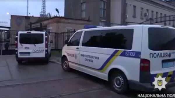 Полицейские автомобили в районе взрыва на территории склада в Киеве Полицейские автомобили в районе взрыва на территории склада в Киеве