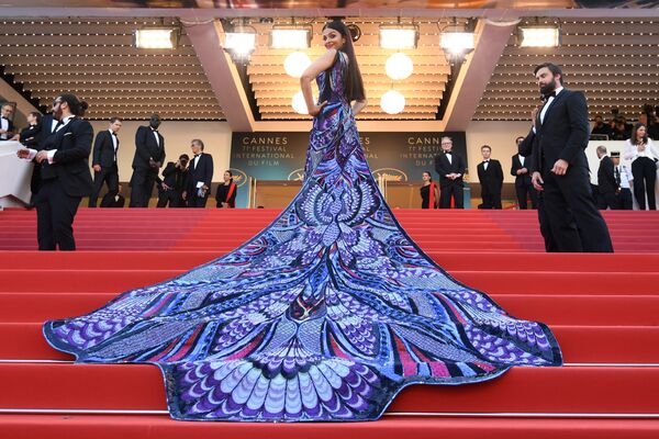Индийская фотомодель и актриса Айшвария Рай Баччан перед премьерой фильма Girls of the Sun (Les Filles du Soleil) в рамках 71-го Каннского международного кинофестиваля Индийская фотомодель и актриса Айшвария Рай Баччан перед премьерой фильма Girls of the Sun (Les Filles du Soleil) в рамках 71-го Каннского международного кинофестиваля